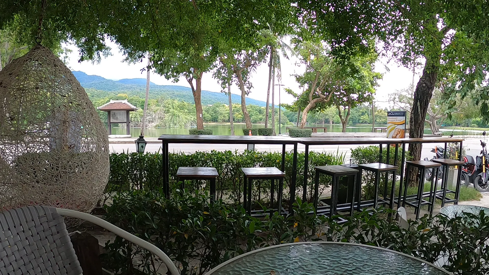 치앙마이대학교 앞 호수뷰 테라스카페 전경