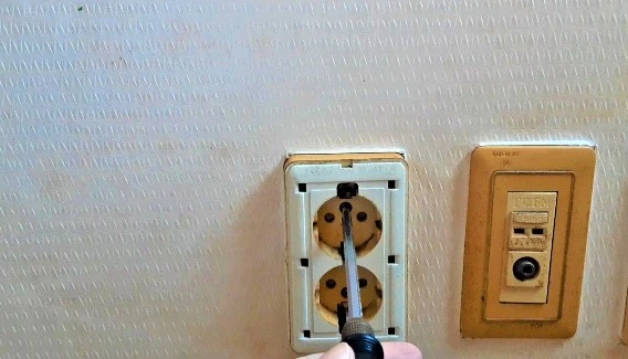 콘센트 나사풀기