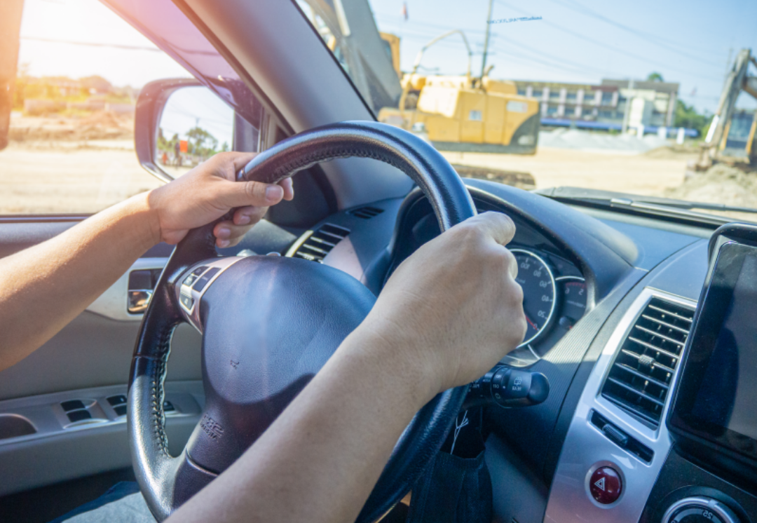 한 운전자가 핸들을 잡고 있는 모습