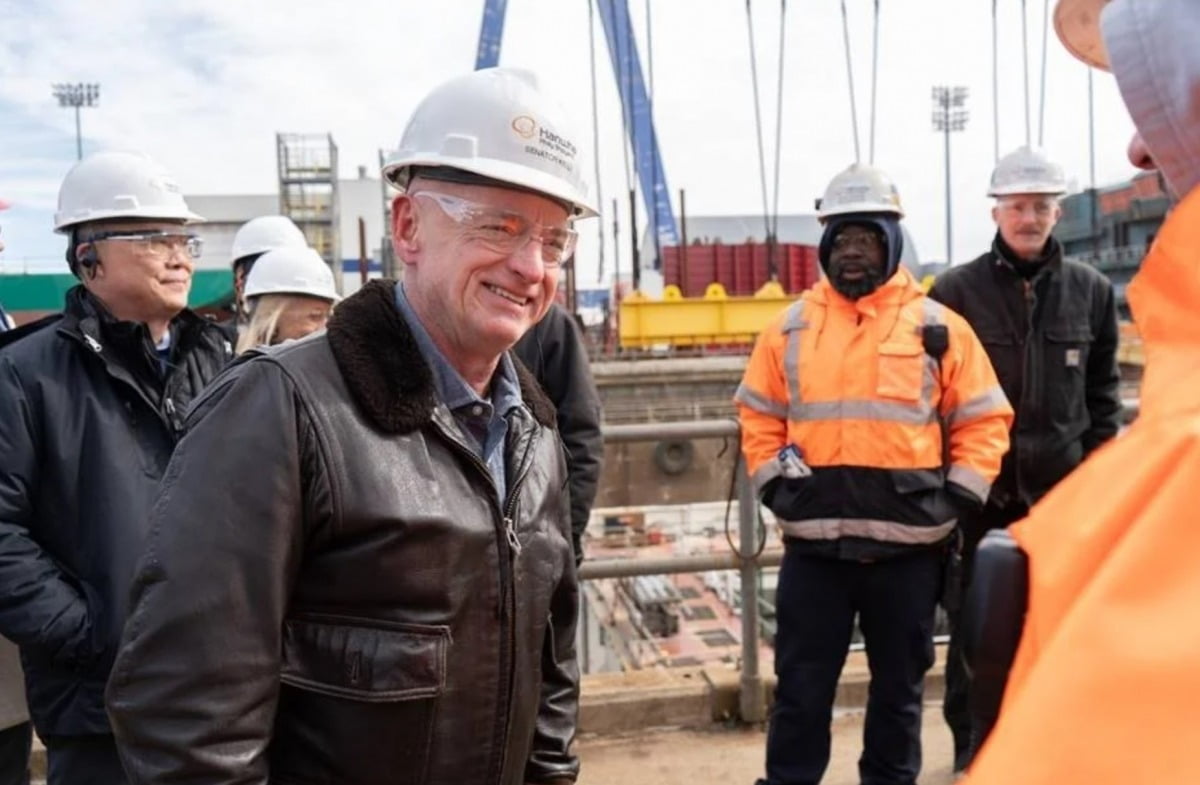 필리조선소에 방문한 마크 켈리 미국 애리조나주 상원의원.