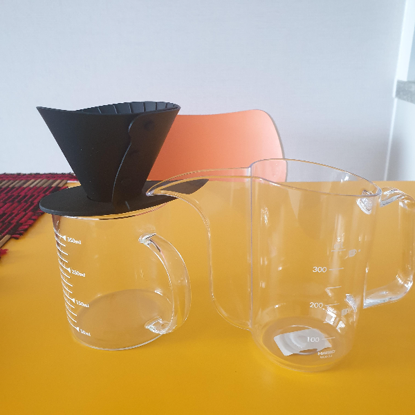 하리오 V60 제브랑 드리퍼와 하리오 드립케틀 에어를 사용한 커피 추출