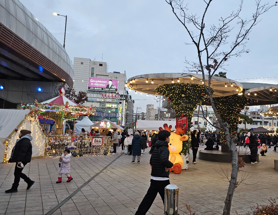 오산시의 미리 메리 크리스마스 '오! 해피 산타 마켓'-In Osan: Oh! Happy Santa Market