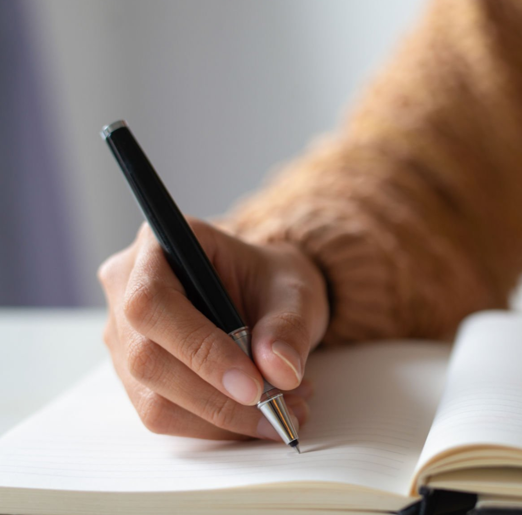 손 글씨 스는 사람 사진