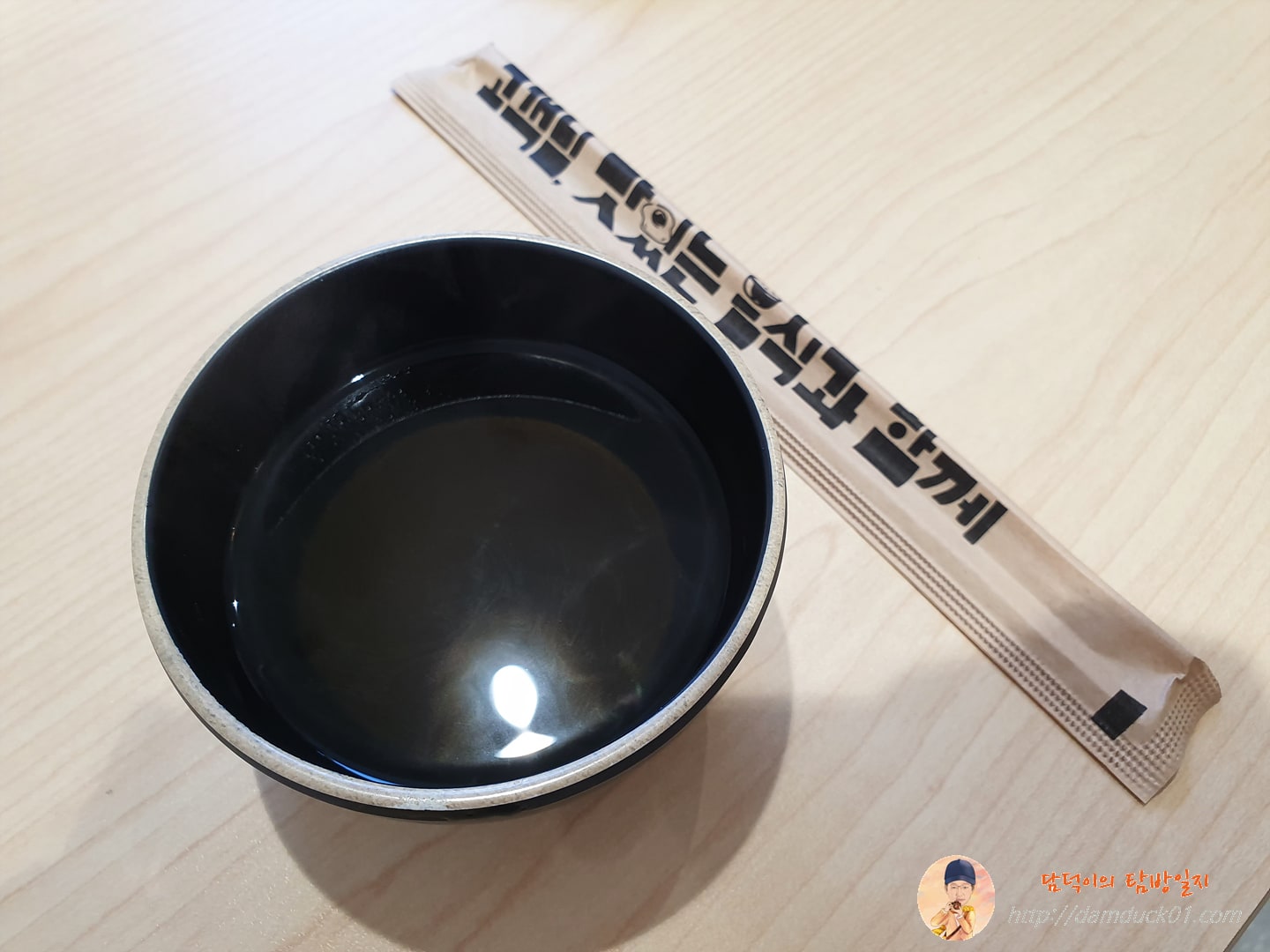 뜸들이다 서비스 국물과 젓가락