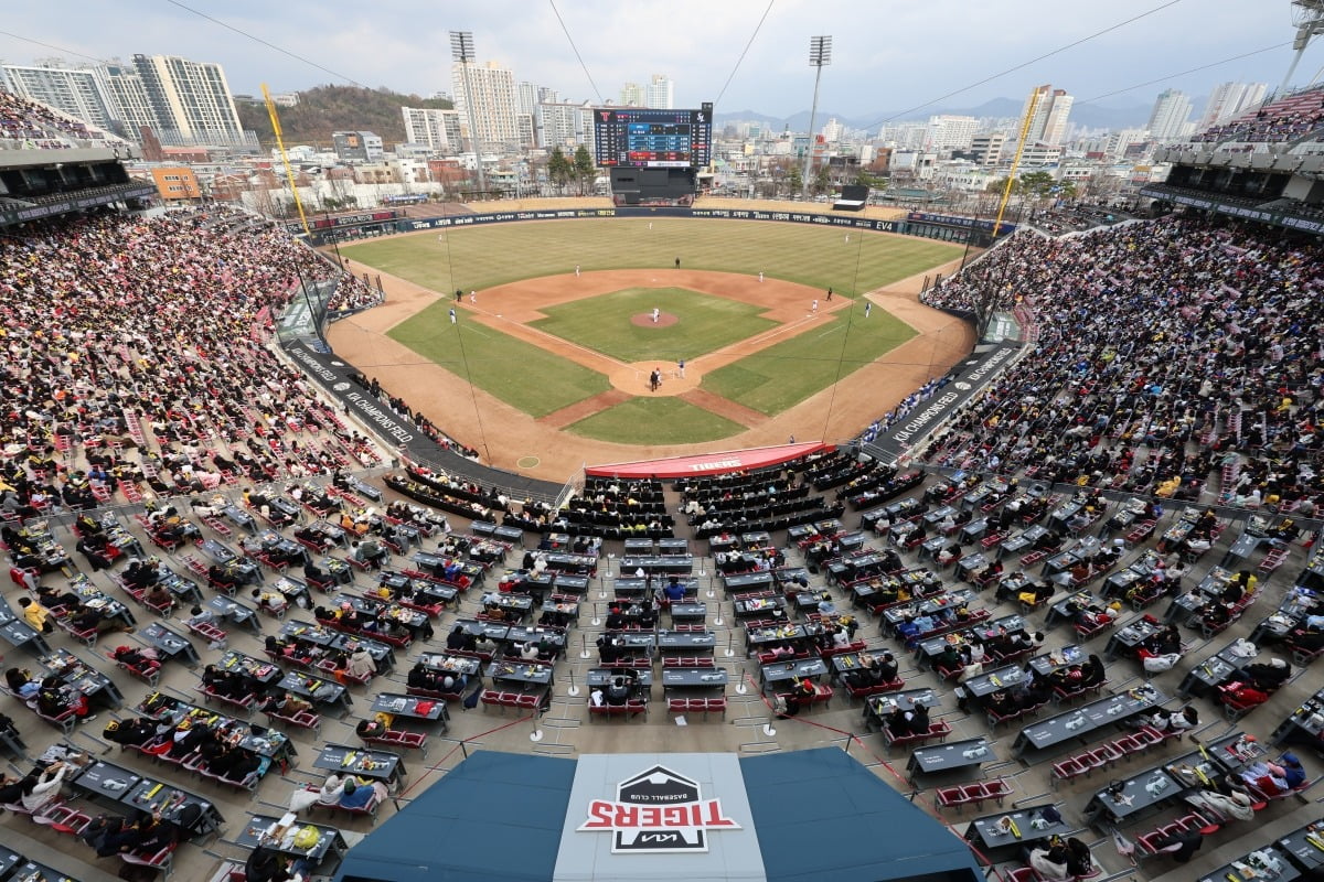 16일 광주기아챔피언스필드에서 열린 프로야구 삼성 라이온즈와 KIA 타이거즈의 시범경기. 많은 야구팬이 경기를 관전하고 있다.