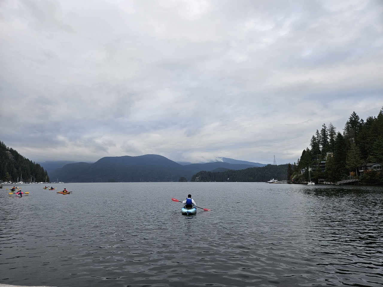 열심히 카약을 타고 있는 내 뒷 모습. 분명 앞모습은 재밌어서 헤벌쭉 하고 있을거다.