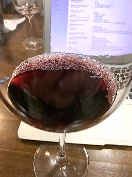Domaine du Clos des Fees Vieilles Vignes Rouge 2009의 색