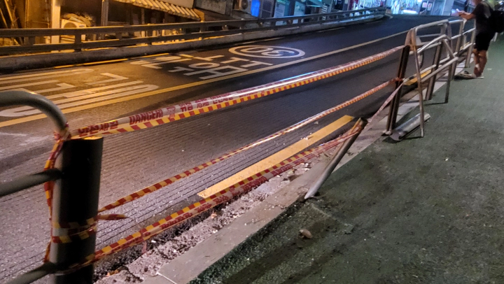 응봉동 마을버스 8번 사고 제보 승용차 충돌로 휘어버린 가드레일