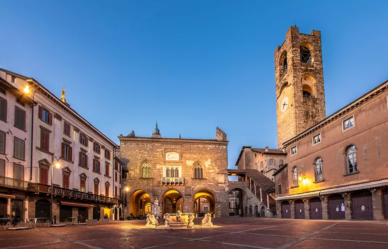 베키아 광장(Piazza Vecchia)