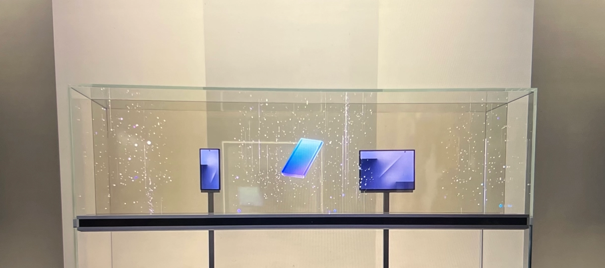 삼성-트리폴드폰-출시일-설명위해-찍은-사진