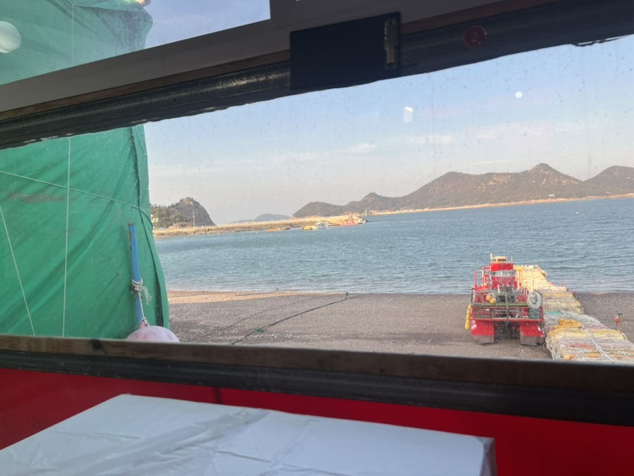군산 장자도 바닷가횟집 바닷가 좌석에서 바라본 오션뷰. 천막 안에서도 시원하게 펼쳐지는 바다 풍경.