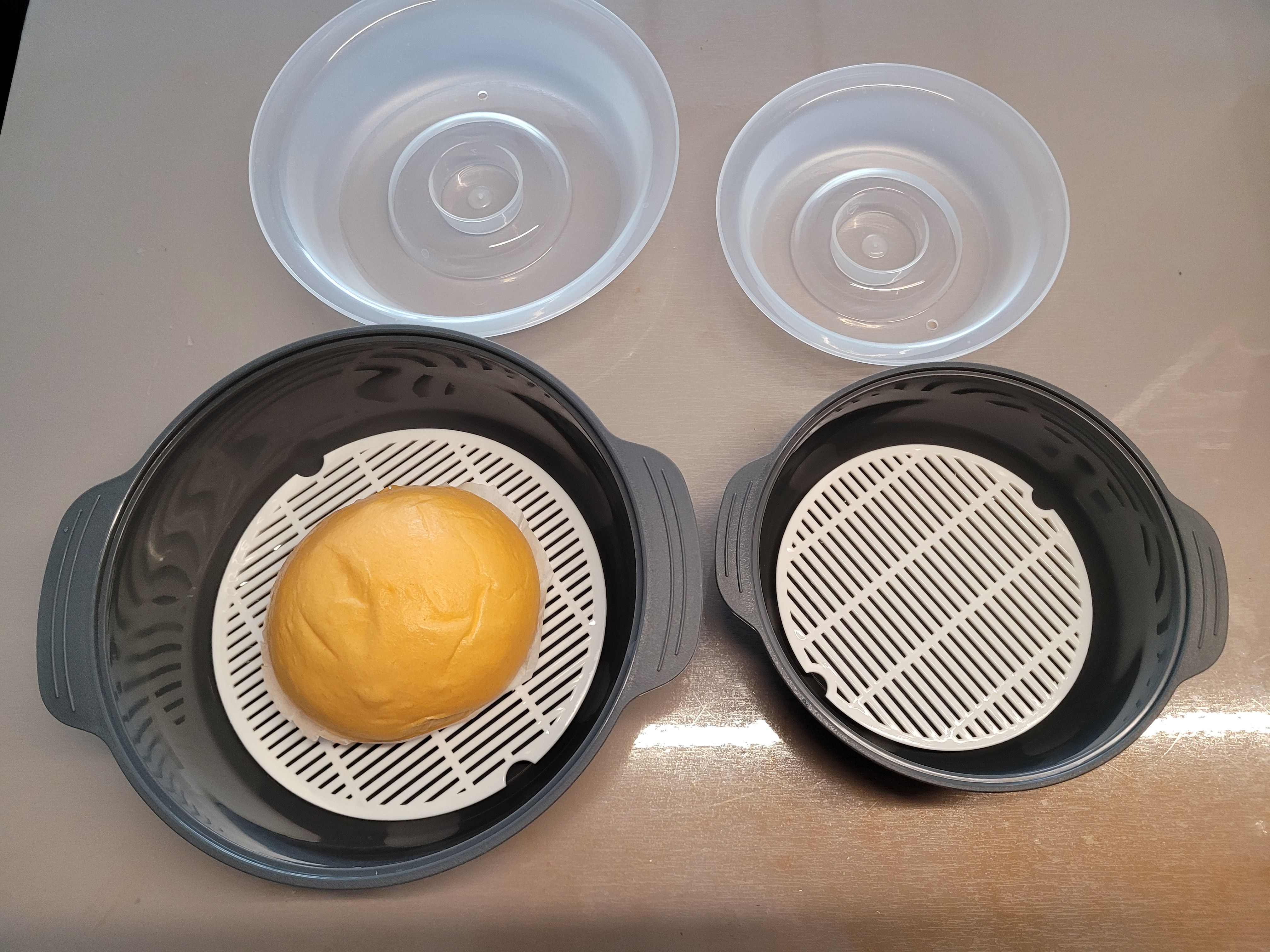 전자레인지 전용 찜기 제품중 큰 사이즈에 호빵을 넣어둔 사진