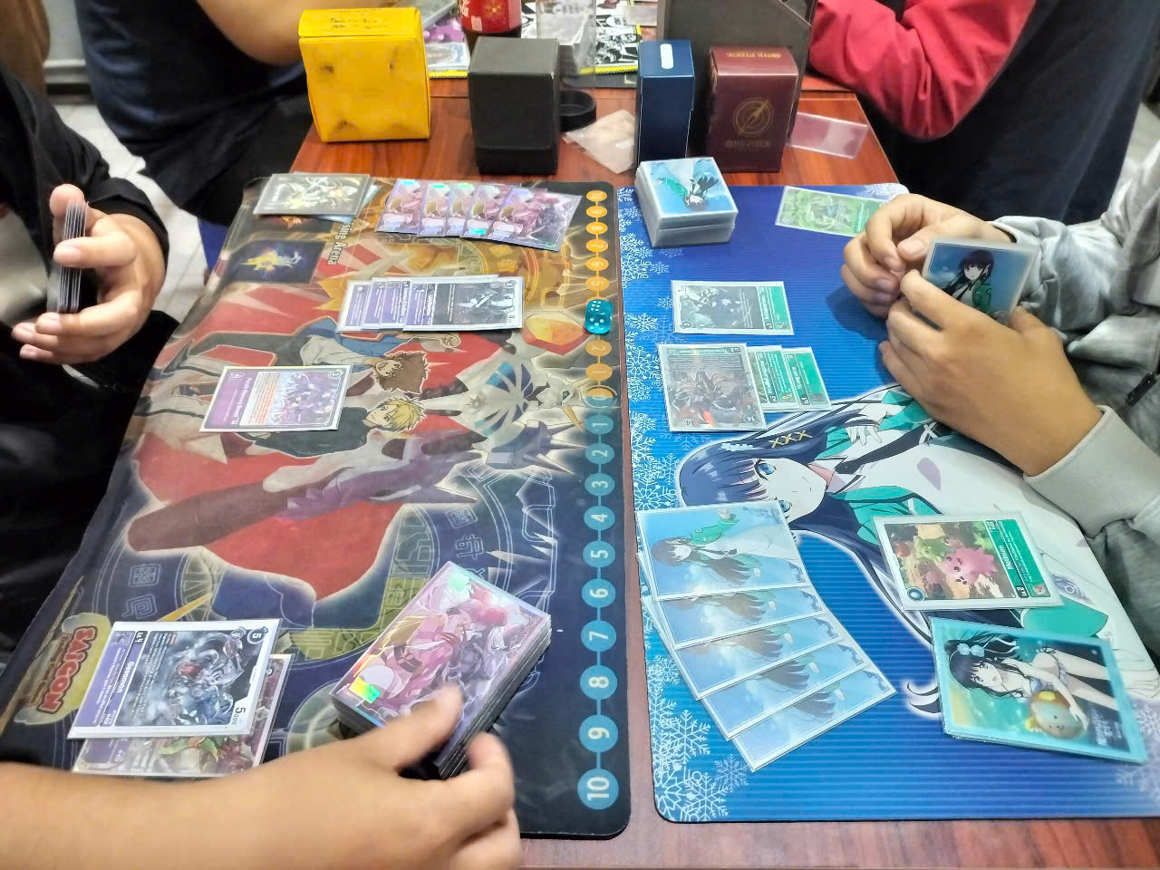 TCG 게임 오프라인 샵을 방문하는 것도 좋은 방법이다
