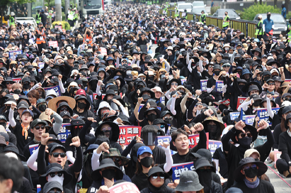 [서울=뉴시스] 조수정 기자 = 전국에서 모인 교사들이 26일 서울 영등포구 국회 앞에서 서이초 교사 사망 사건 진상규명 및 아동학대 관련법 즉각 개정 촉구 6차 집회를 하던 중 사망 교사 49재인 9월 4일 일선 학교와 교사들의 '공교육 멈춤의 날'로 정하자는 목소리에 수도권 한 교육감이 "공교육이 멈춰서는 안된다"고 자제를 당부한 발언과 관련 항의성 야유하고 있다. 2023.08.26.