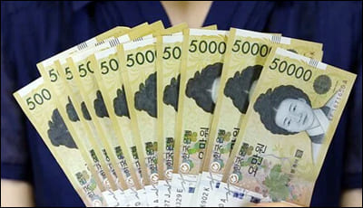 5만원 권을 들고 있는 손