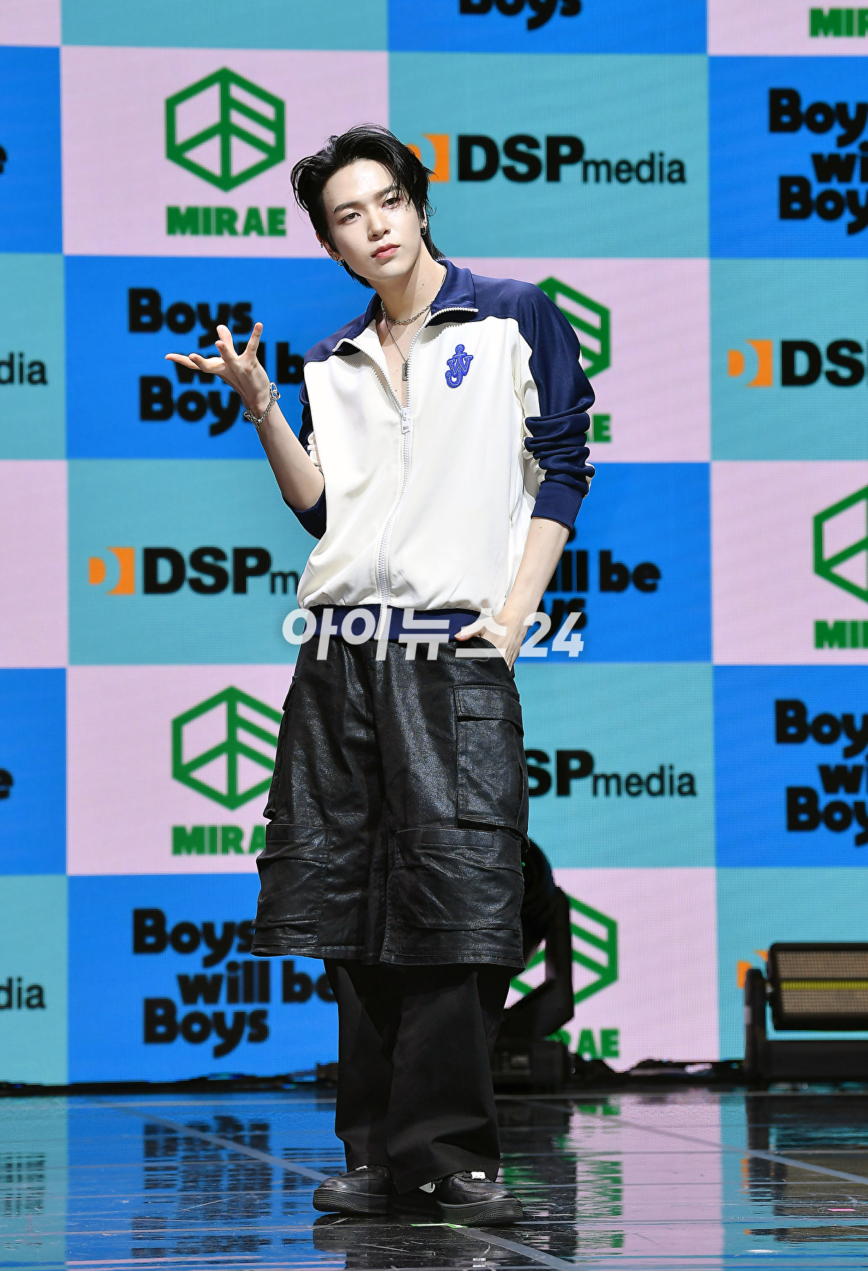 그룹 미래소년 이준혁이 19일 오후 서울 서대문구 신촌캠퍼스백주년기념관 콘서트홀에서 열린 미니 5집 &#39;Boys will be Boys&#39; 발매 기념 쇼케이스에서 포토타임을 갖고 있다. [사진=곽영래 기자]