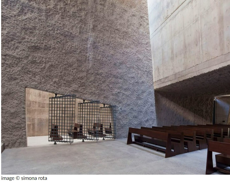 단일 석조 블록의 집합체...테네리페 섬에 있는 메니스 아르키텍토스 교회 VIDEO: Menis arquitectos' church on tenerife island is a cluster of monolithic stone blocks
