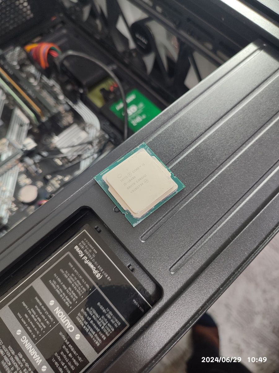 CPU 소켓 핀 상태를 확인하기 위해서 CPU를 분리했습니다.