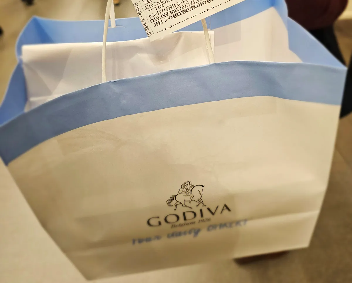여의도-더현대서울-백화점-고디바베이커리-구매빵-포장-영수증