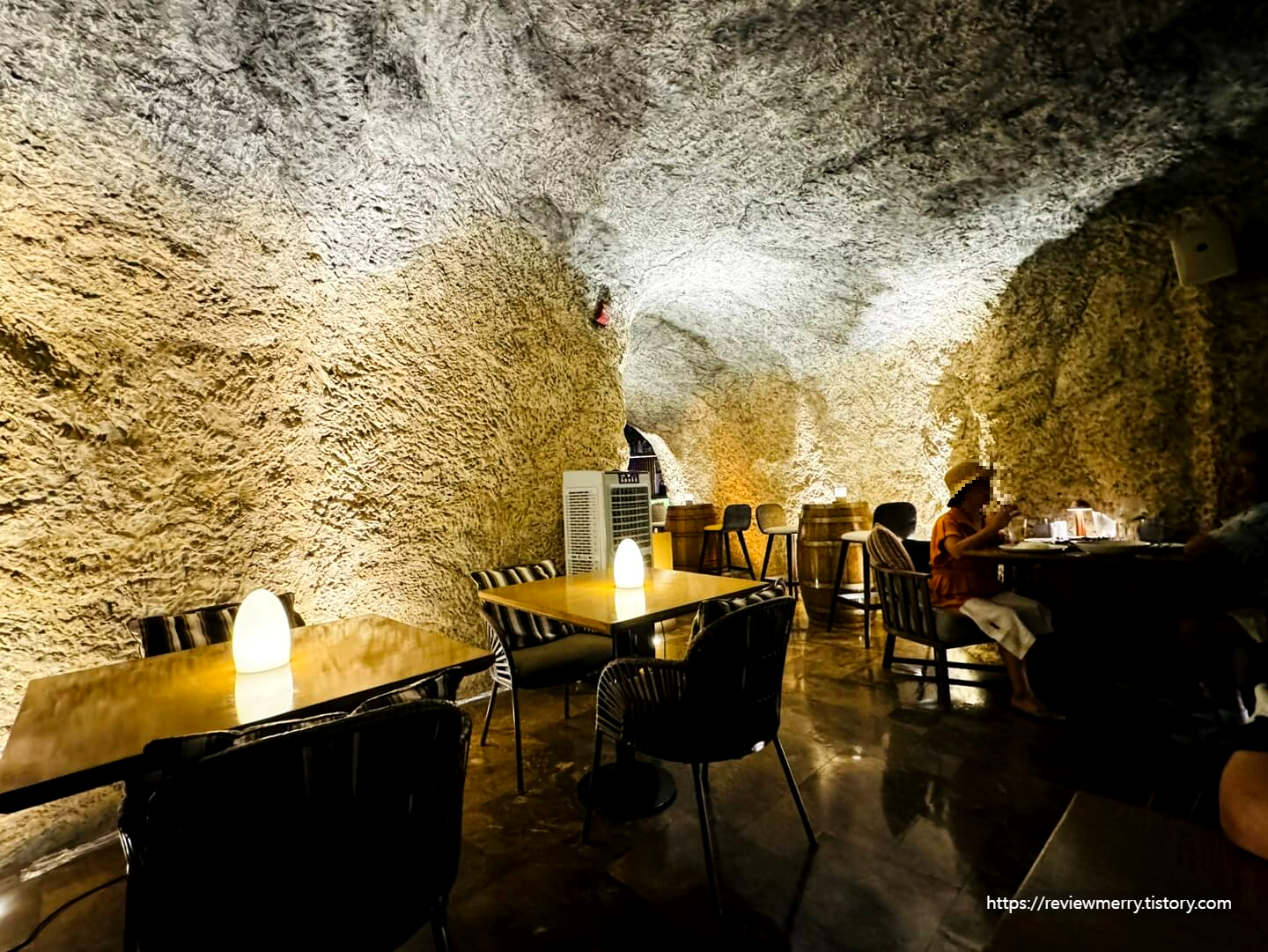 동굴바 내부