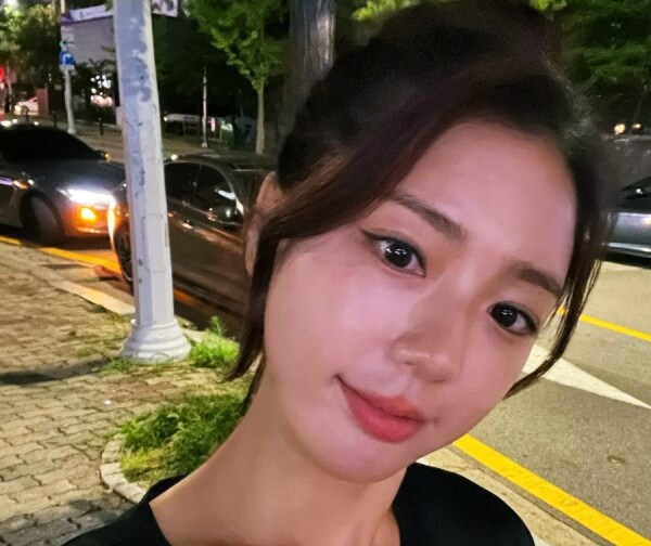 야외에서-미소짓는-한주희-선수