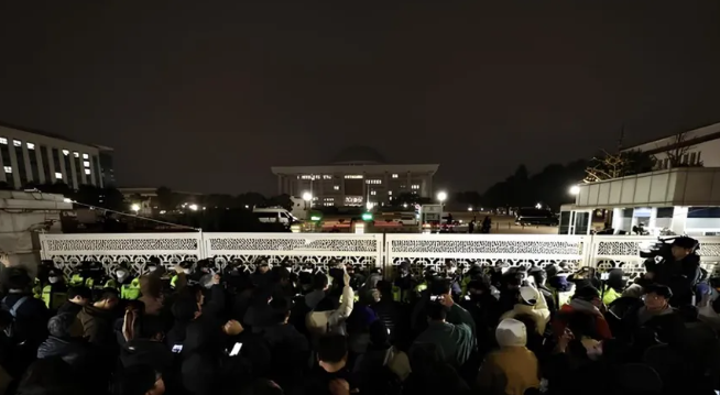 2024년 12월 3일 봉쇄된 국회의사당 정문