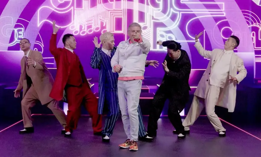 나훈아0
보라색 불빛을 뒤로한채 형형색색 백댄서 가운데 청바지 청자켓을 입고 노래하는 나훈아