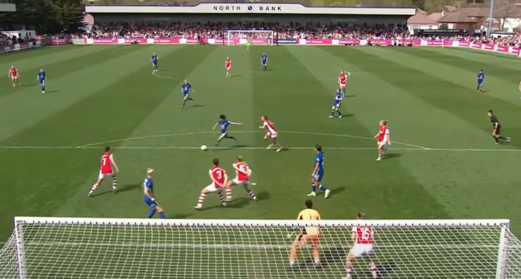 지소연 선수가 슈팅하는 장면을 정면에서 본 모습