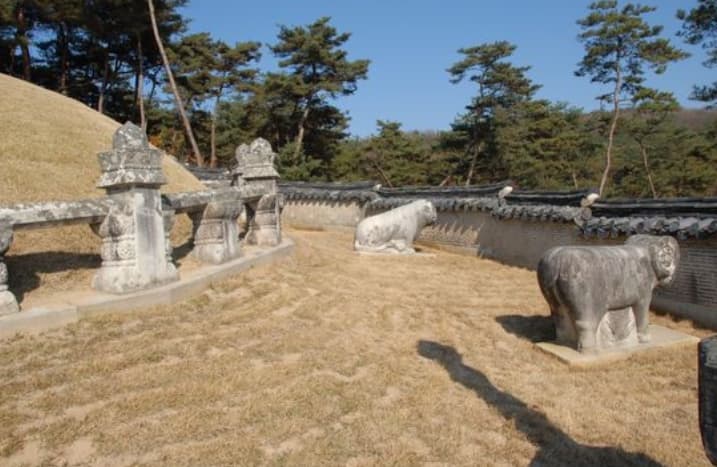 경기도 여주에 위치한 효종대왕릉 녕릉(寧陵) 능침.
봉분 앞으로 문석인과 석물들이 배치된 조선 왕릉의
전형적인 형식을 보여준다.