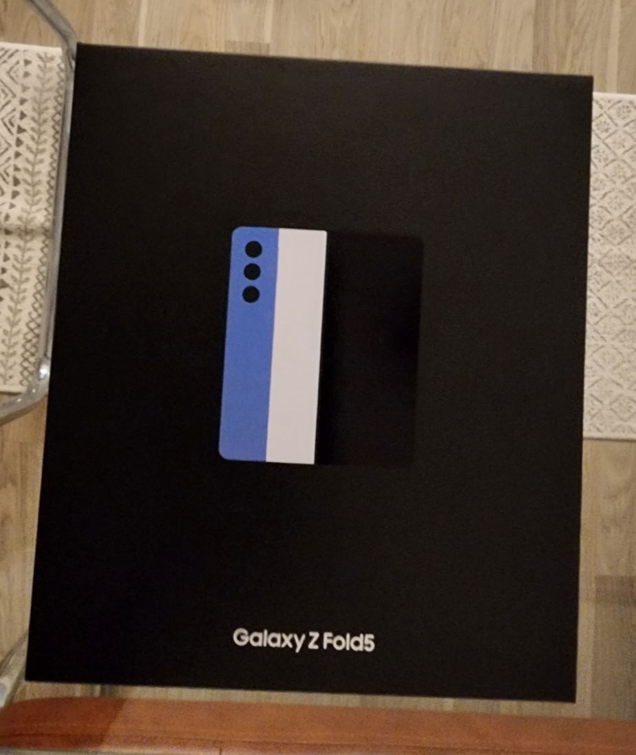 Z폴드5 본품 박스 정면 사진