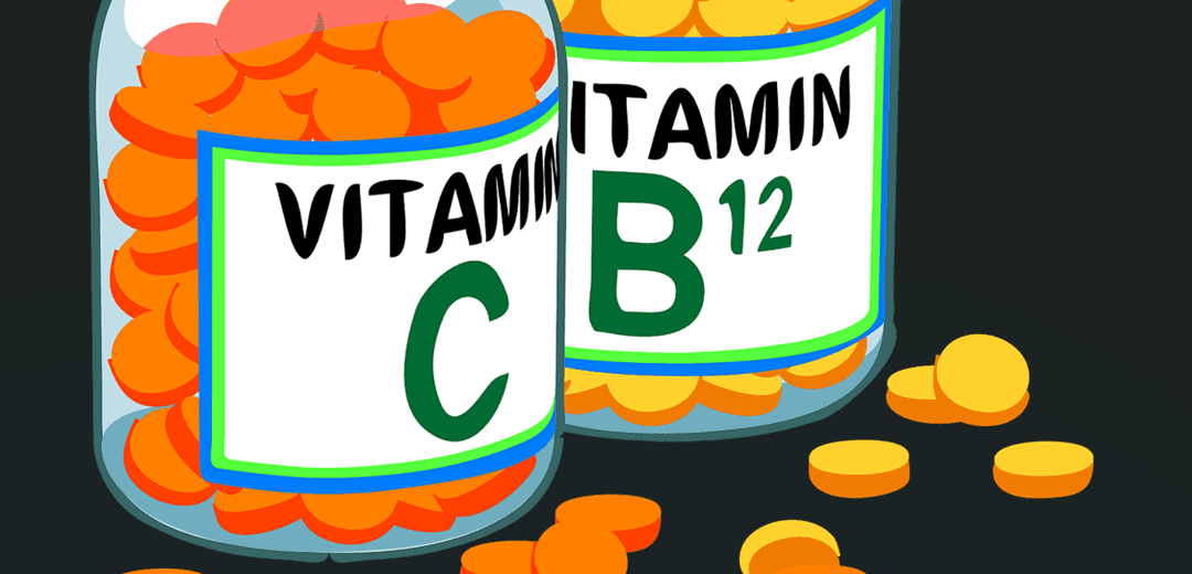 비타민C, B 영양제가 투명 플라스틱 통에 담겨 있다