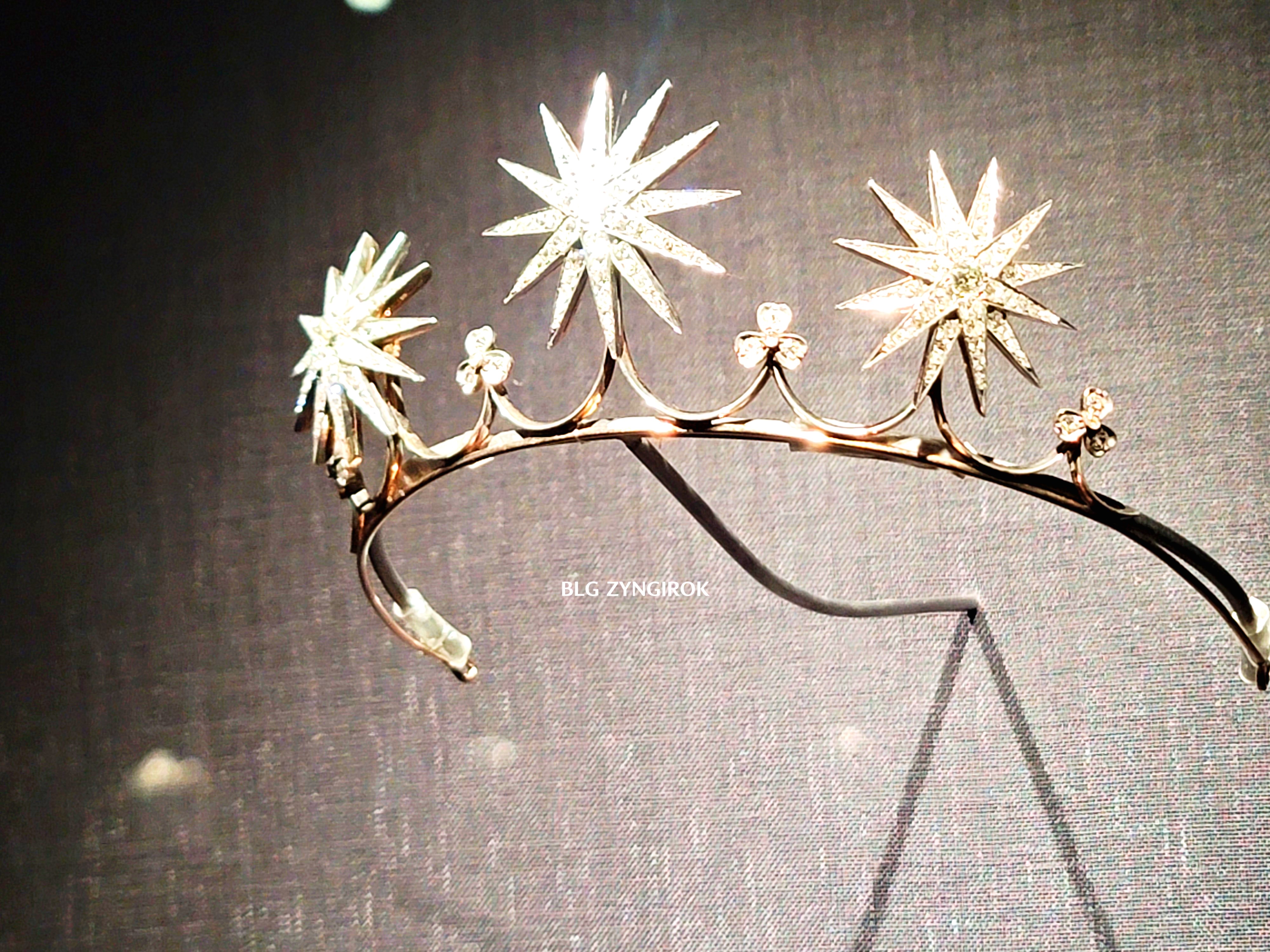 롯데타워 - 롯데뮤지엄 고혹의 보석 매혹의 시간 - 티아라 전시품 모습이다.