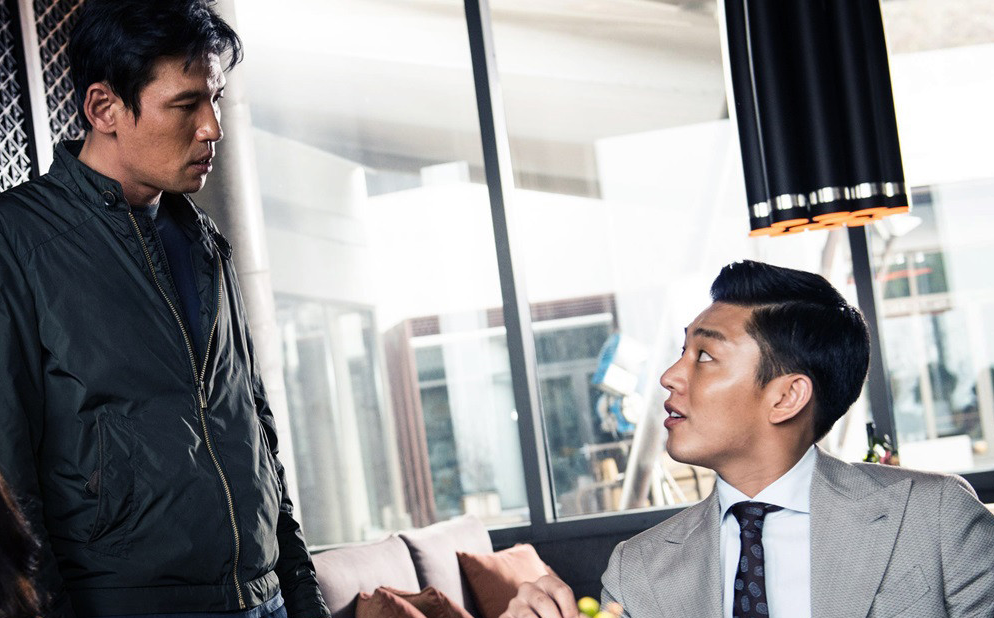 고급 인테리어의 실내에서 서 있는 서도철을 소파에 앉은 조태오가 올려다보며 말하는 장면, 두 사람의 온도 차이가 느껴진다