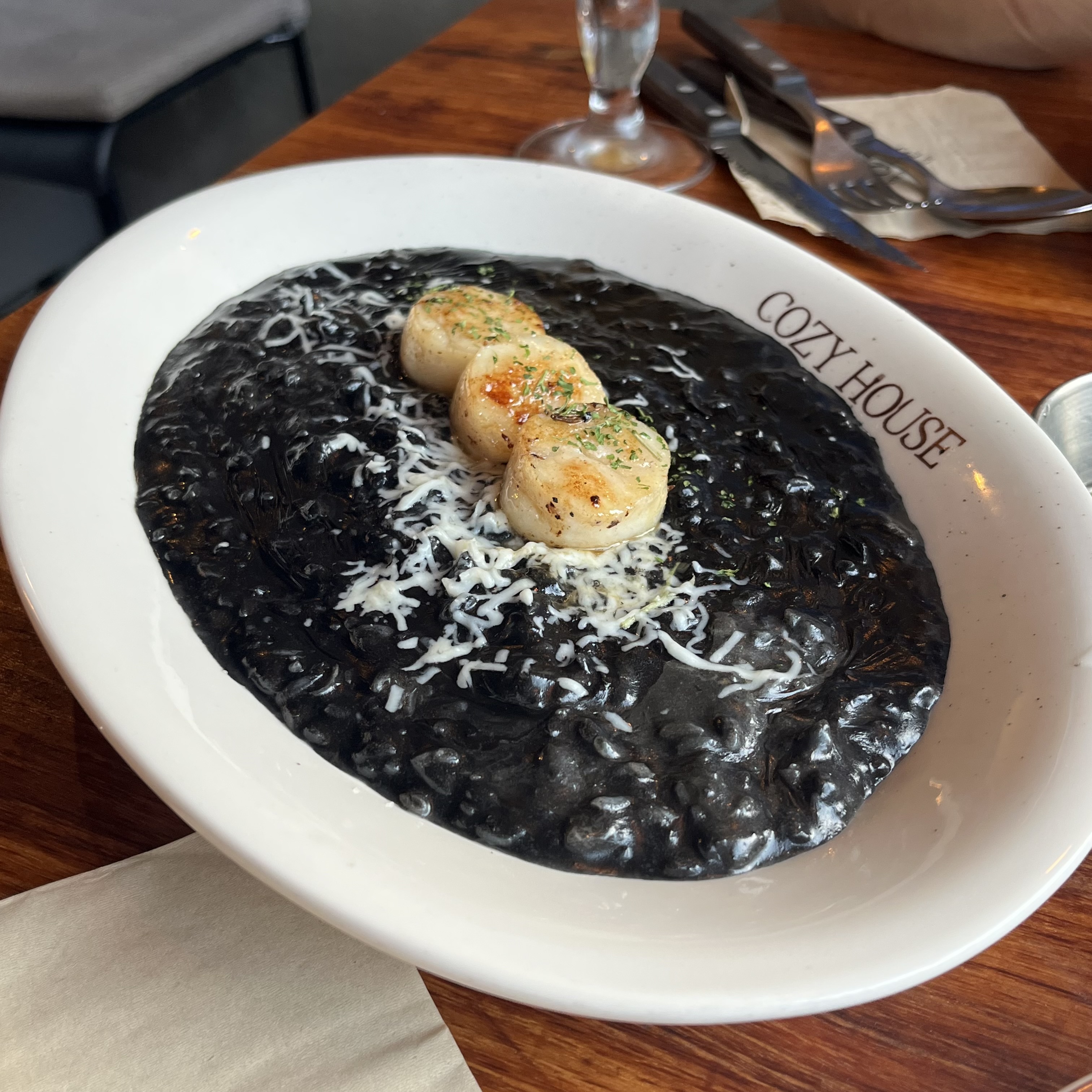 관자 먹물 리조또 메뉴 사진