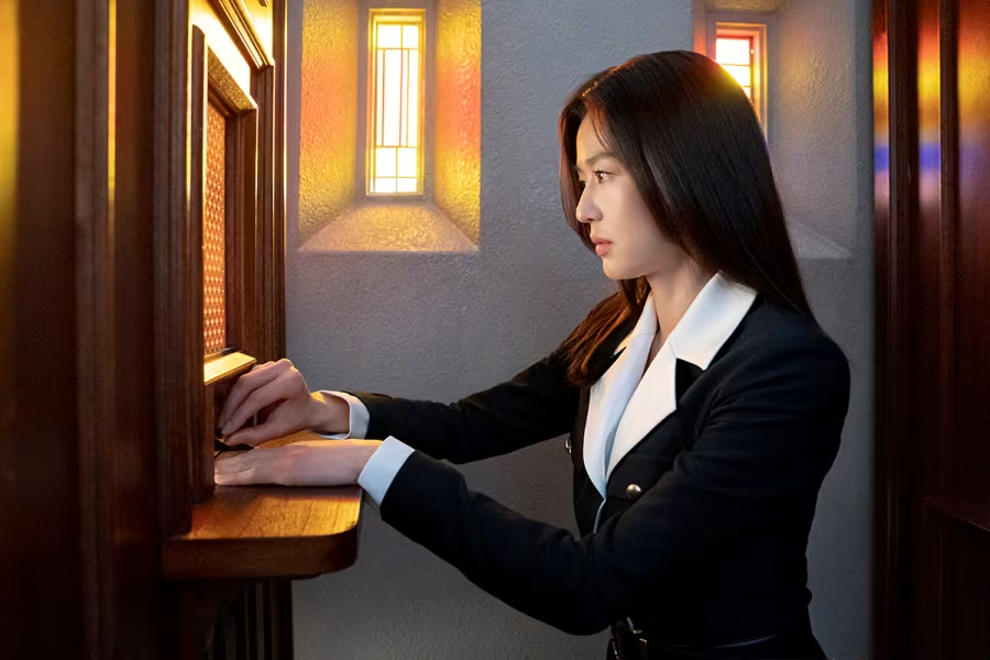 전지현 배우님이 창밖을 바라보는 모습