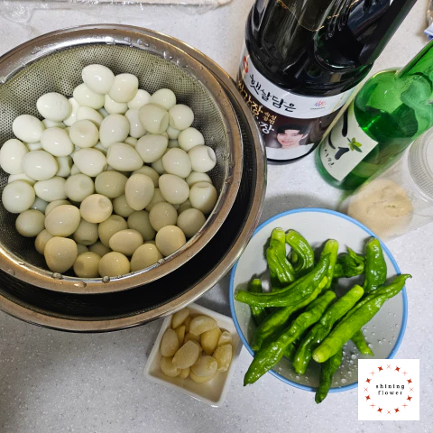 메추리알장조림-재료-깐메추리알-진간장-소주-설탕-꽈리고추-통마늘
