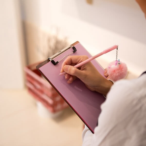 노트에-펜으로-글씨쓰려는-사진