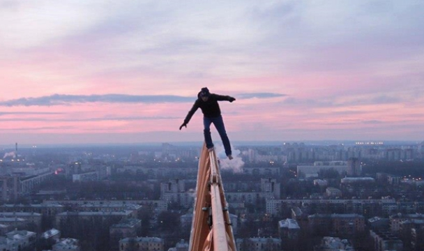 높은곳-기둥에-한발로-서있는-사람