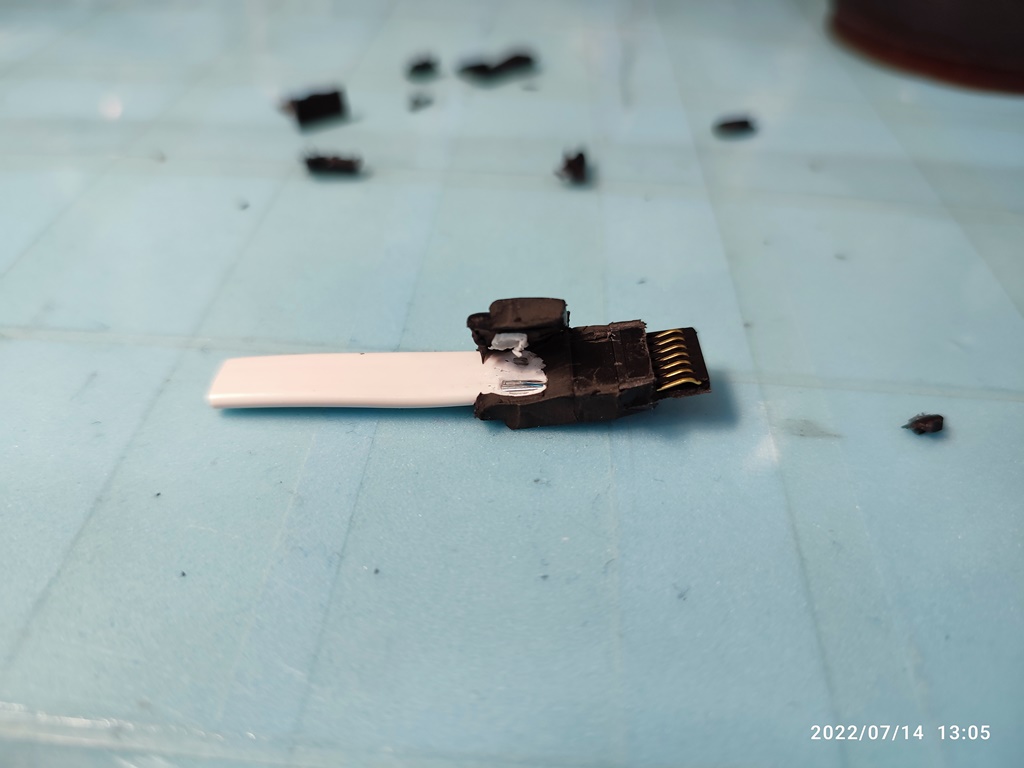 사타 포트의 구조가 2개의 플라스틱으로 조립된 상태입니다.