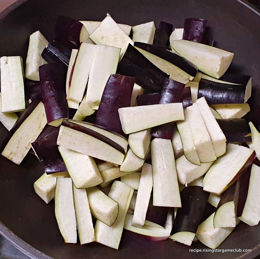 가지 볶음에 들어갈 잘게 자른 가지를 볶음을 할 팬에 넣은 사진