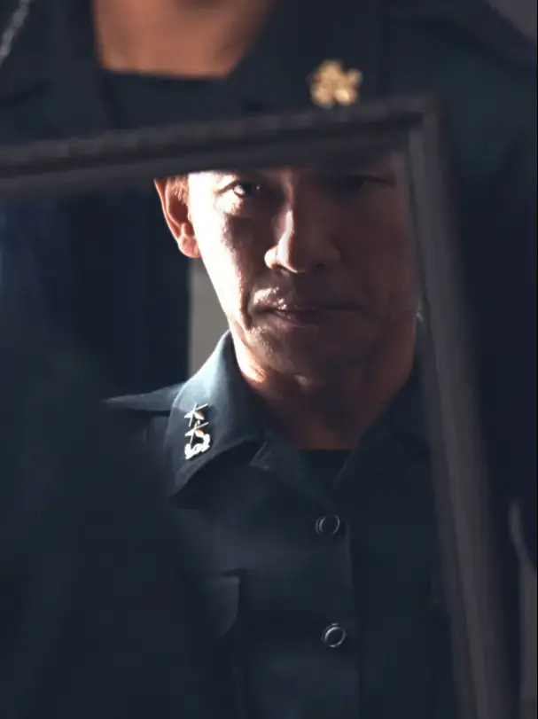 군인 옷을 입고 비장한 눈으로 거울을 바라보는 전두광