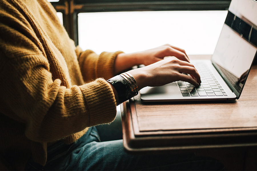 노트북을 사용하는 모습