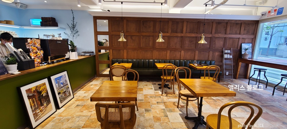 부산 광안 카페, 스누피 핫 케이크에 딸기라테 - 유럽 가정집 같이 따뜻한 분위기, 브런치 맛있는 카페