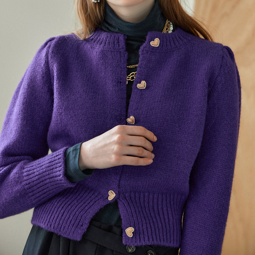 박지원 아나운서 우리말겨루기 1068회 속 박지원 하트 단추 퍼플 보라색 가디건 패션_흡사한 스타일