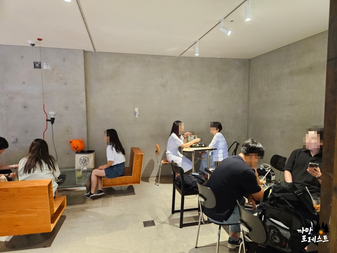 누데이크 하우스 도산 매장 내부