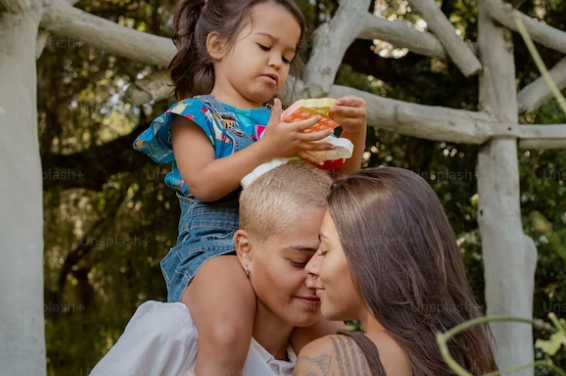 방계혈족인-이모가-아이를-목마-태우고-있다