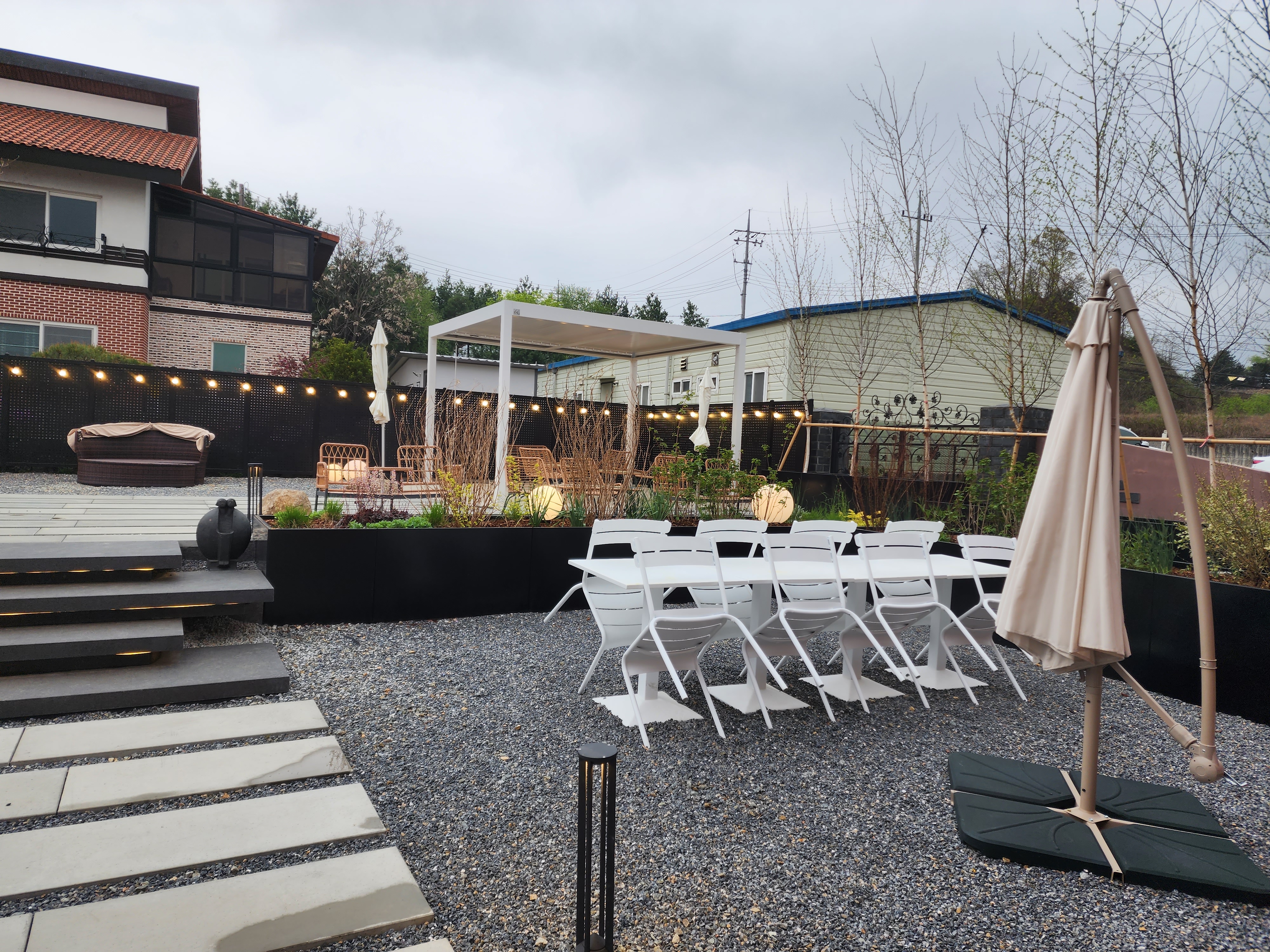 룩백 카페 2층 밖 테라스