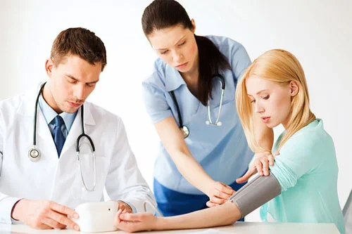 의사와-간호사가-환자의-혈압을-재고-있음