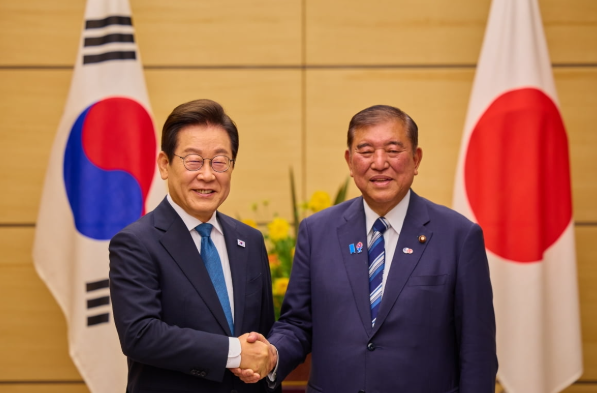 도쿄 총리 관저에서 양국의 정상이 서로 악수하고 있다.
