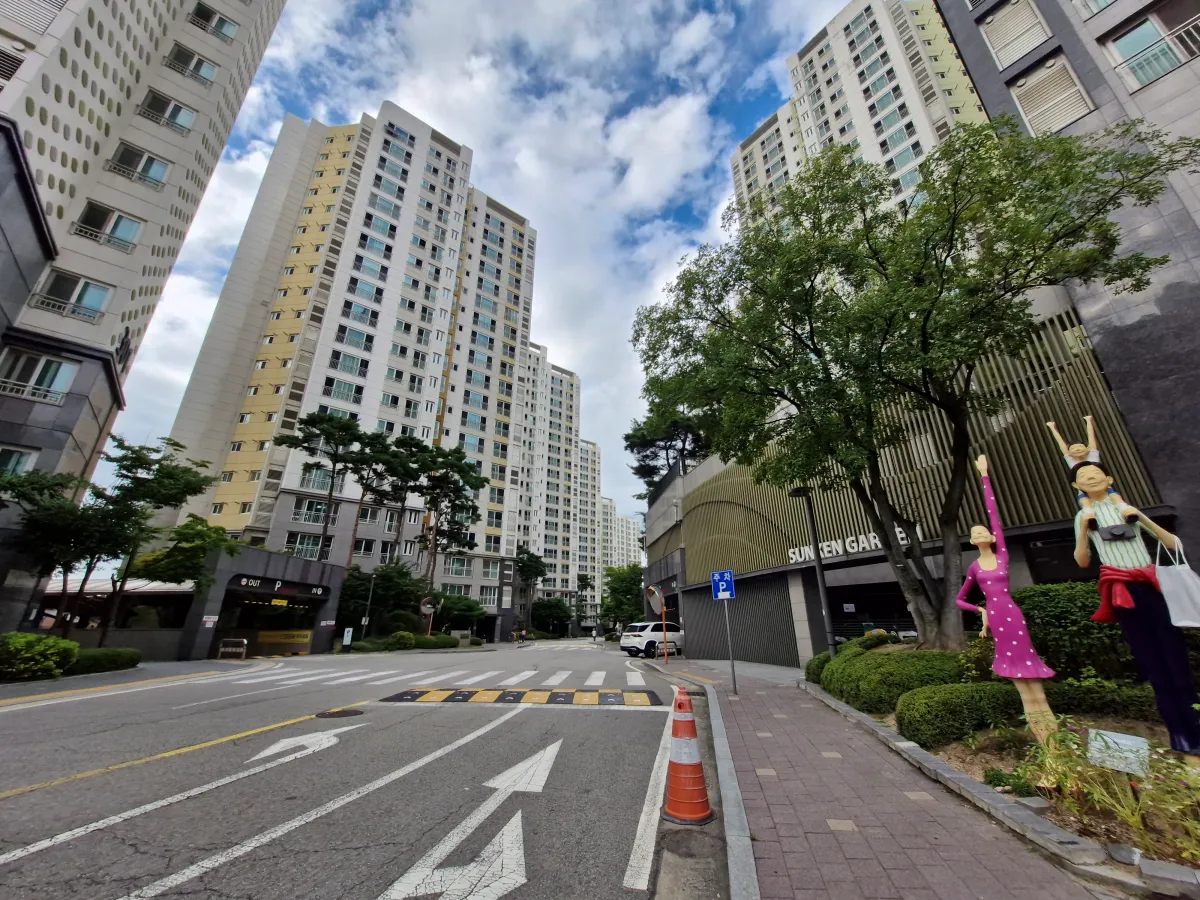 파란하늘아래-길이-쭉-뚫려있는-아파트